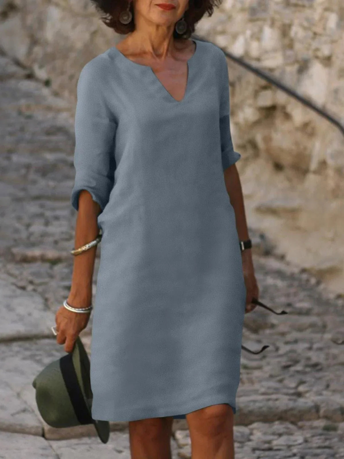 Robe Élégante à Col en V - Tissu Fluide et Coupe Sculptée pour Sublimer votre Silhouette